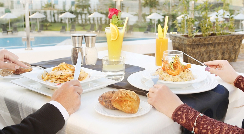 Imagen del bar/restaurante del Hotel Grand Mogador Sea View. Foto 6