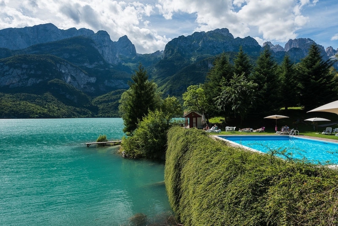 Imagen de la piscina del Hotel Grand Molveno. Foto 19