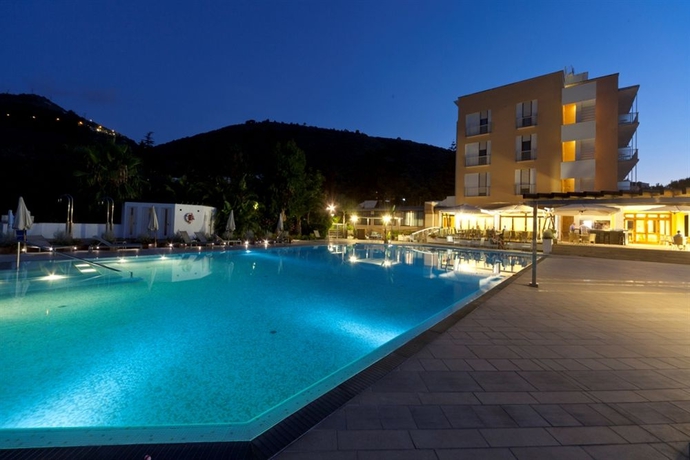 Imagen de la piscina del Hotel Grand Moon Valley. Foto 7