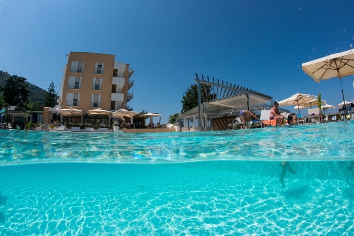 Imagen de la piscina del Hotel Grand Moon Valley. Foto 9