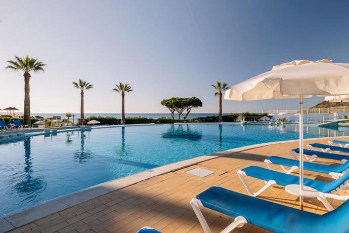 Imagen de la piscina del Hotel Grand Muthu Oura View Beach Club. Foto 20