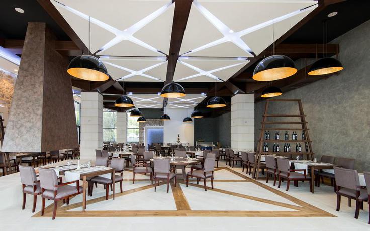 Imagen de los interiores del Hotel Grand Neum. Foto 22