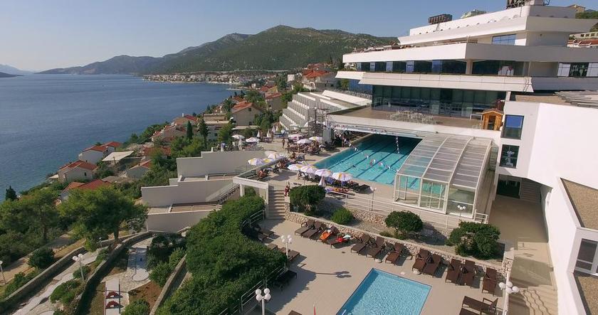 Imagen de la piscina del Hotel Grand Neum. Foto 29