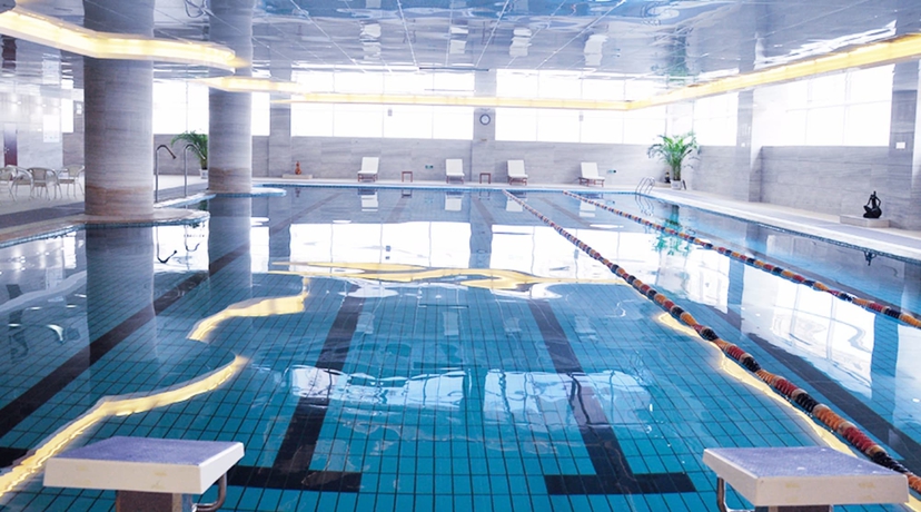 Imagen de la piscina del Hotel Grand New Century. Foto 26