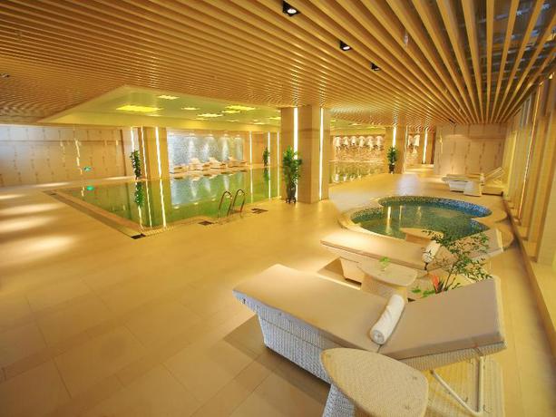 Imagen de la piscina del Hotel Grand New Century Hotel Fuyang. Foto 20