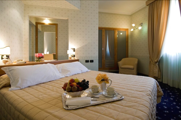 Imagen de la habitación del Hotel Grand Nizza Et Suisse. Foto 17