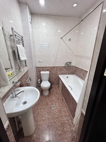 Imagen de la habitación del Hotel Grand Nur. Foto 2