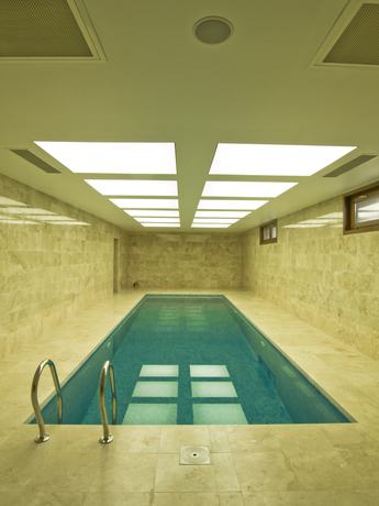 Imagen de la piscina del Hotel Grand Nur Plaza Convention Center. Foto 18