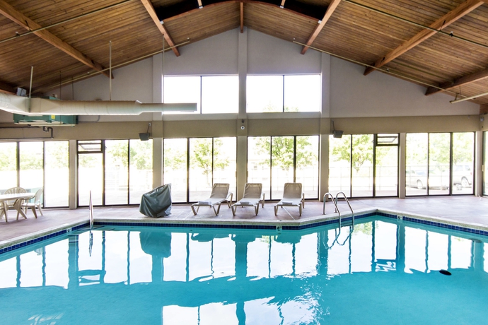 Imagen de la piscina del Hotel Grand Oaks. Foto 11