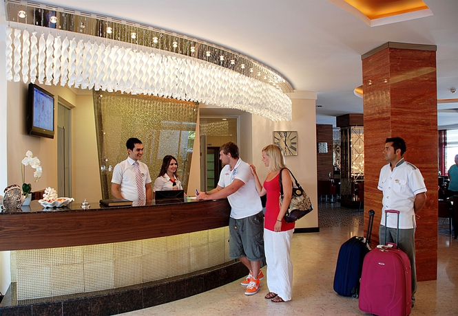 Imagen de los interiores del Hotel Grand Okan. Foto 8