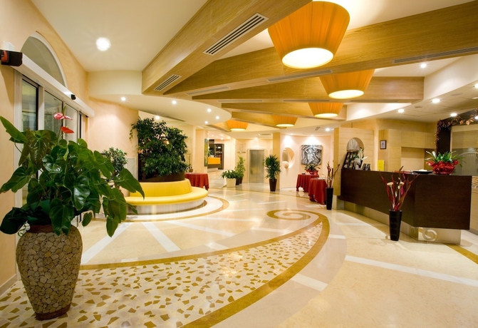 Imagen de los interiores del Hotel Grand Olimpo. Foto 19