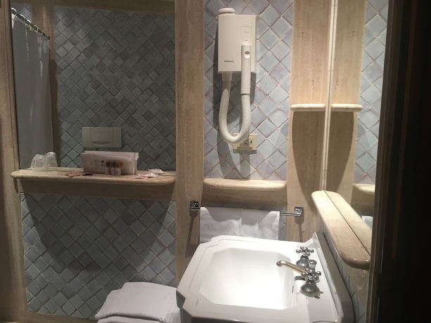 Imagen de la habitación del Hotel Grand Olympic. Foto 16