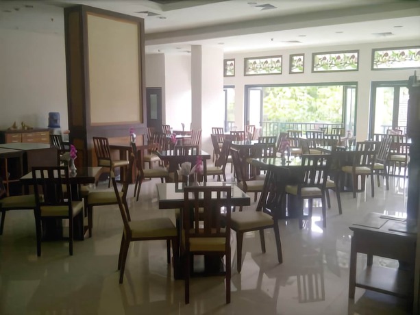 Imagen del bar/restaurante del Hotel Grand Orchid Solo. Foto 2