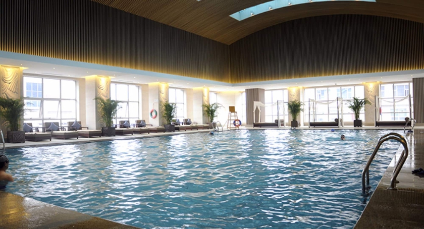 Imagen de la piscina del Hotel Grand Pacific Ningbo. Foto 19