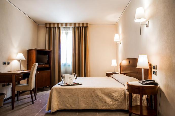 Imagen de la habitación del Hotel Grand Paestum. Foto 4