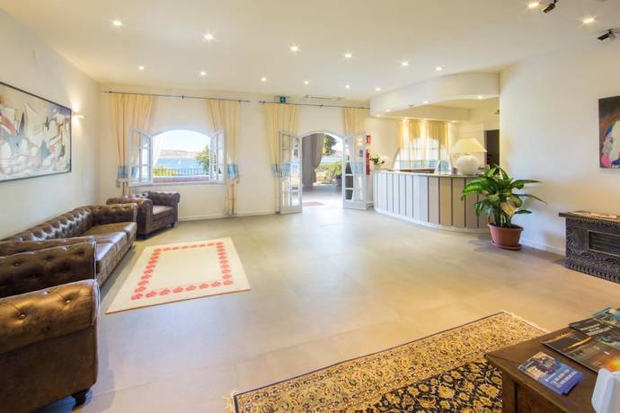 Imagen de los interiores del Hotel Grand Palau. Foto 19