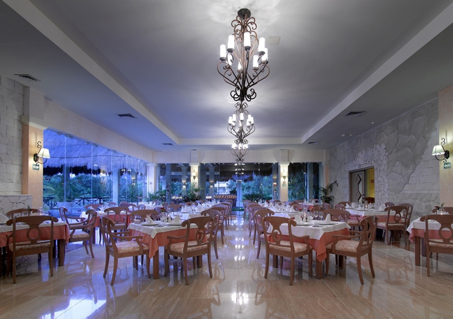 Imagen del bar/restaurante del Hotel Grand Palladium Colonial Resort and Spa All Inclusive. Foto 11