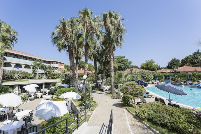 Imagen de la piscina del Hotel Grand Palladium Sicilia Resort & Spa. Foto 15