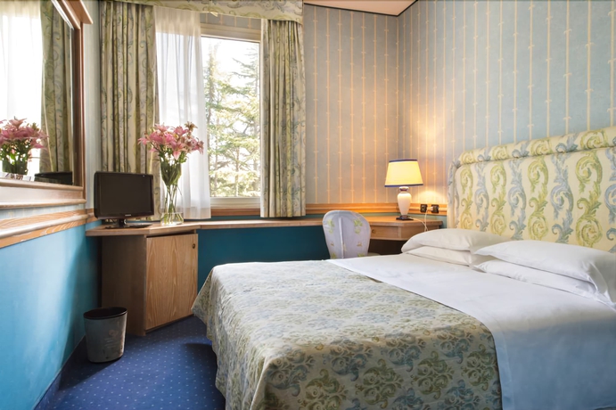 Imagen de la habitación del Hotel Grand Panoramic. Foto 8