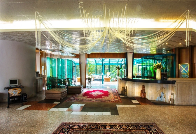 Imagen de los interiores del Hotel Grand Panoramic. Foto 17