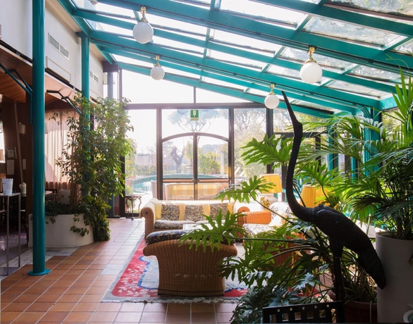 Imagen del bar/restaurante del Hotel Grand Panoramic. Foto 2