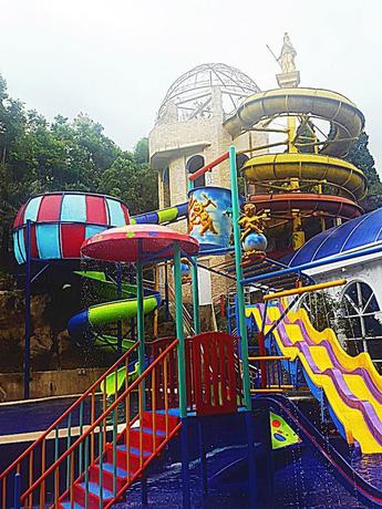 Imagen de la piscina del Hotel Grand Paradise Hotel. Foto 11