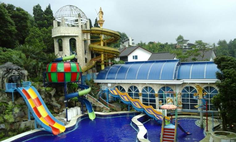 Imagen de la piscina del Hotel Grand Paradise Hotel. Foto 13