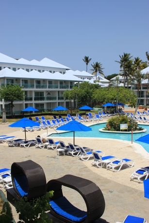 Imagen de la piscina del Hotel Grand Paradise Playa Dorada. Foto 15
