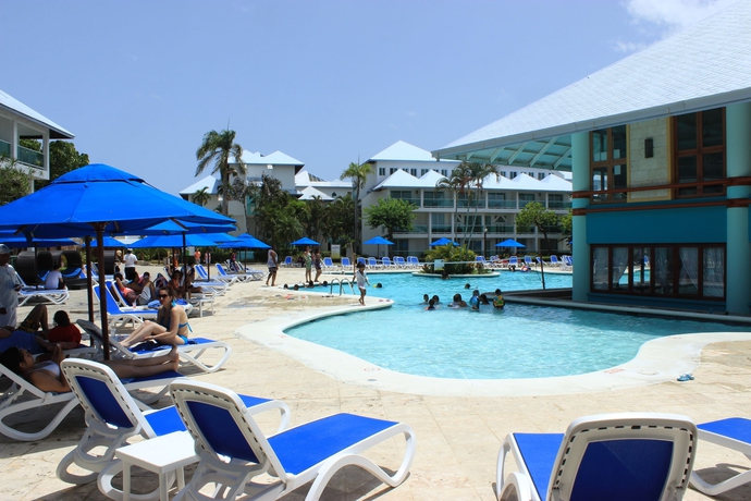 Imagen de la piscina del Hotel Grand Paradise Playa Dorada. Foto 16