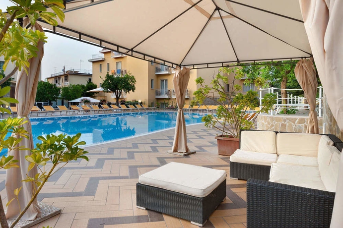 Imagen de la piscina del Hotel Grand Parco Del Sole. Foto 6