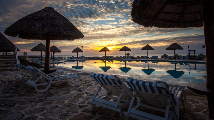 Imagen de la piscina del Hotel Grand Park Royal Cancun. Foto 16