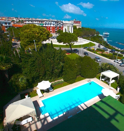 Imagen de la piscina del Hotel Grand Passetto. Foto 13