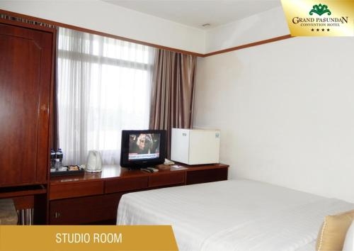 Imagen de la habitación del Hotel Grand Pasundan Convention. Foto 9