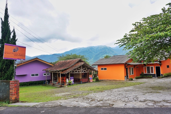 Imagen de los exteriores del Hotel Grand Pesona Ksatria By Issota. Foto 8