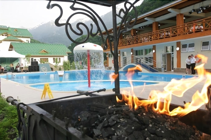 Imagen de la piscina del Hotel Grand Polyana. Foto 17