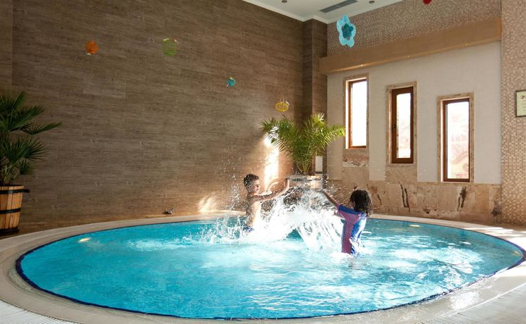 Imagen de la piscina del Hotel Grand Pomorie. Foto 13