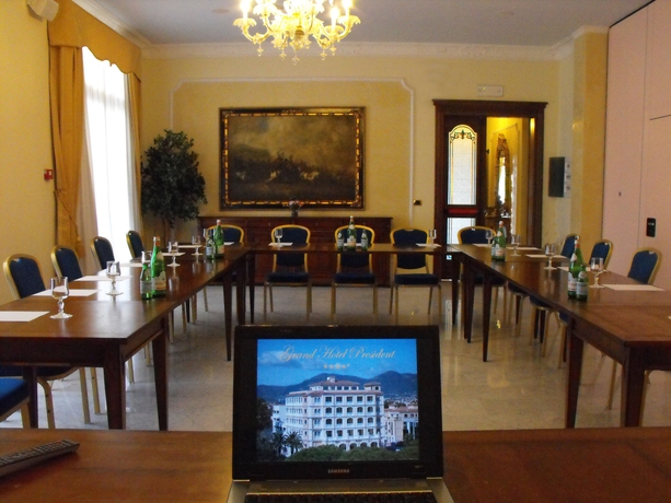 Imagen de los interiores del Hotel Grand President Olbia. Foto 13