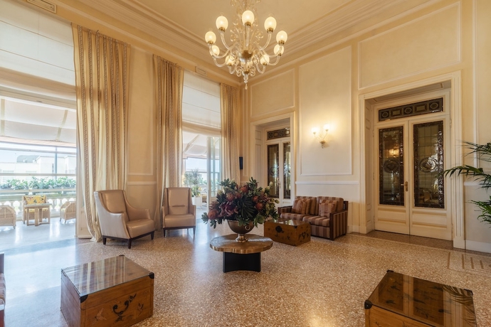 Imagen de los interiores del Hotel Grand Principe Di Piemonte. Foto 19