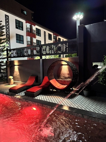 Imagen de la piscina del Hotel Grand Pruksasiri Chaiyaphum. Foto 13