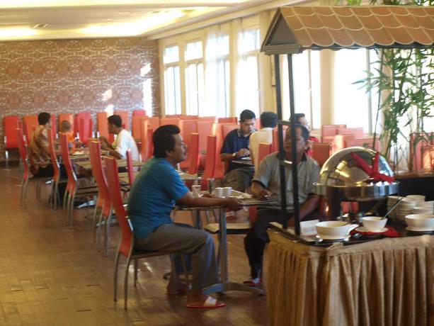 Imagen del bar/restaurante del Hotel Grand Puncak Lestari Hotel. Foto 5