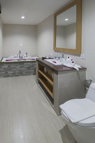 Imagen de la habitación del Hotel Grand Puri Saron Yogyakarta. Foto 17