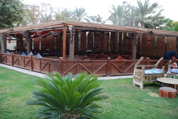 Imagen de los exteriores del Hotel Grand Pyramids. Foto 11