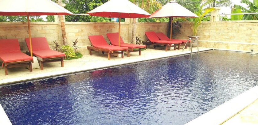 Imagen de la piscina del Hotel Grand Raka Homestay. Foto 36