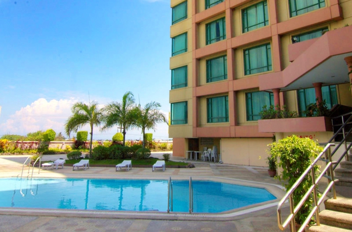 Imagen de la piscina del Hotel Grand Regal Davao. Foto 16