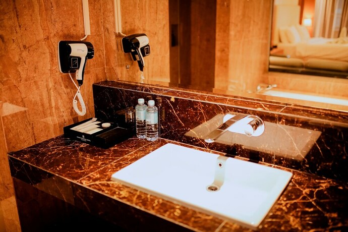 Imagen de la habitación del Hotel Grand Renggali. Foto 25