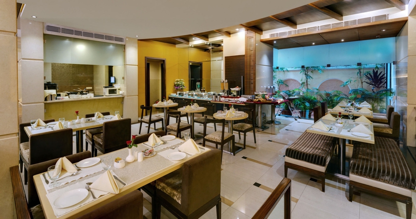 Imagen del bar/restaurante del Hotel Grand Residency and Serviced Apartments. Foto 1