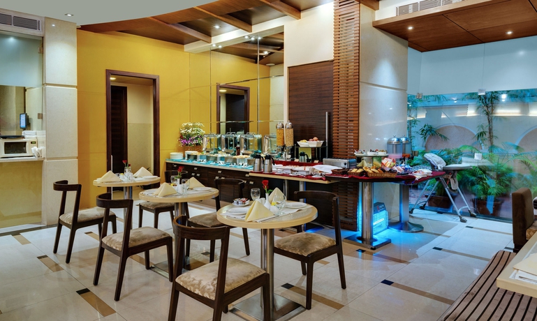 Imagen del bar/restaurante del Hotel Grand Residency and Serviced Apartments. Foto 2