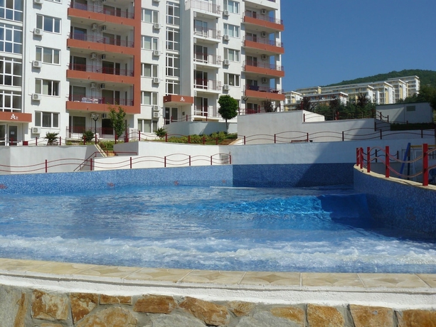 Imagen de la piscina del Hotel Grand Resort. Foto 17