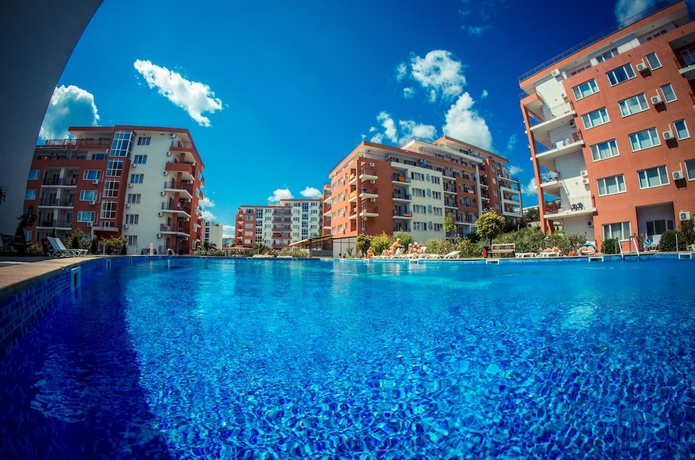 Imagen de la piscina del Hotel Grand Resort. Foto 19