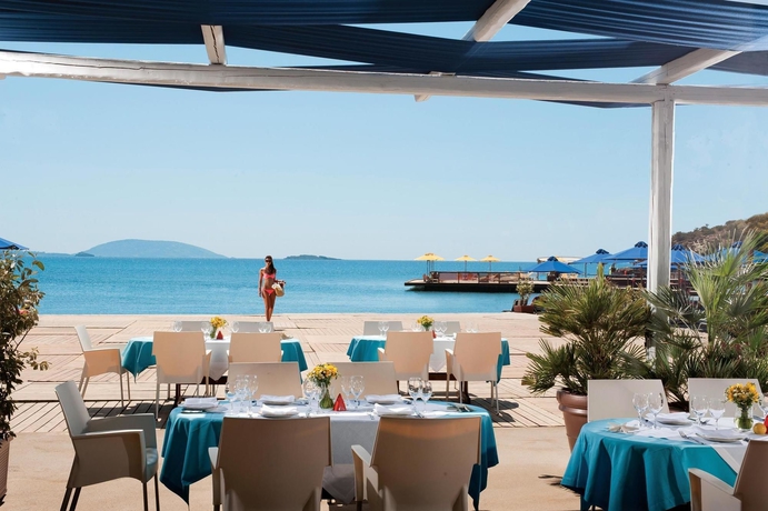 Imagen del bar/restaurante del Hotel Grand Resort Lagonissi. Foto 2